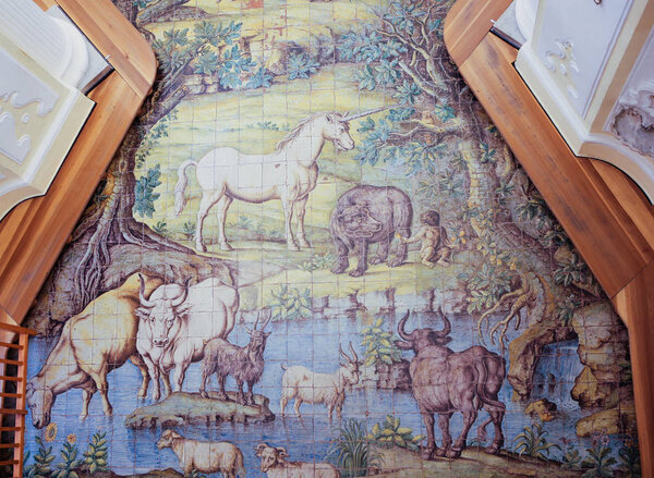 Капри, Италия - 18 июля 2017 г.: Церковь Кьеза-Сан-Микеле с ее знаменитыми кафельными полами иллюстрирует магазин творчества
.