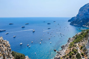 Muhteşem görünümü kıyı şeridi Augustus bahçeleri, Capri, İtalya Adası ve deniz kayalıklarla