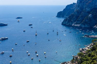 Muhteşem görünümü kıyı şeridi Augustus bahçeleri, Capri, İtalya Adası ve deniz kayalıklarla