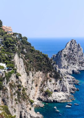 İtalya. Capri Adası. Augustus bahçeleri görülen Faraglioni kaya oluşumu ve kasaba Capri