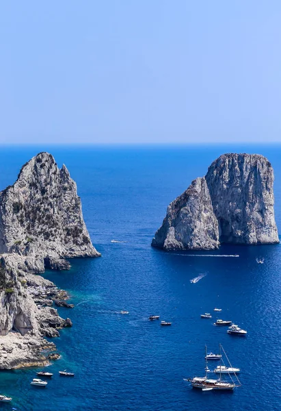 Włochy. Wyspę Capri. Formacje skalne Faraglioni z ogrodów — Zdjęcie stockowe