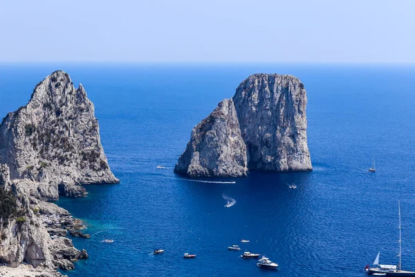 Italien. Ön Capri. Faraglioni klippformation sett från trädgårdar — Stockfoto