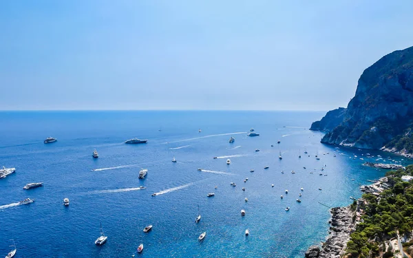Приголомшливий вигляд з морськими скелями та узбережжя — стокове фото