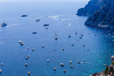 Deniz kayalıklarla ve kıyı şeridi muhteşem görünümü 