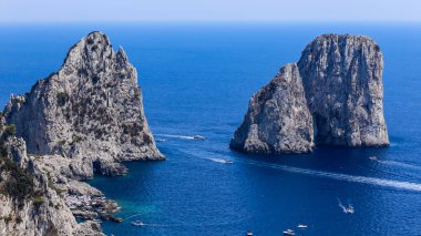 İtalya. Capri Adası. Faraglioni kaya oluşumu 