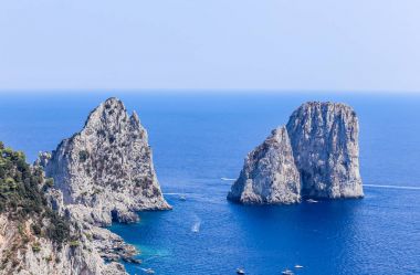 İtalya. Capri Adası. Faraglioni kaya oluşumu 