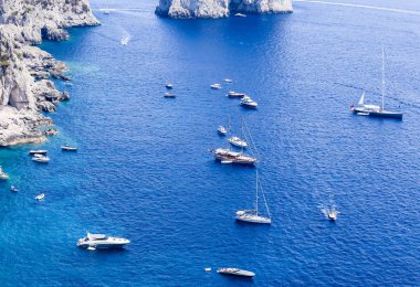 Mavi deniz ve eğlence tekne Augustus bahçeleri görüldü