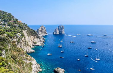 İtalya. Capri Adası. Faraglioni kaya oluşumu