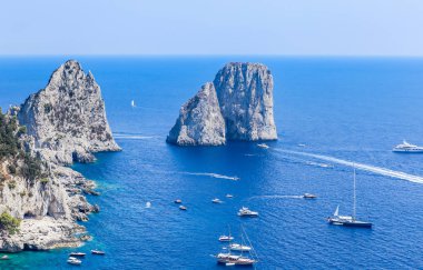 İtalya. Capri Adası. Gördün mü Faraglioni kaya oluşumu 