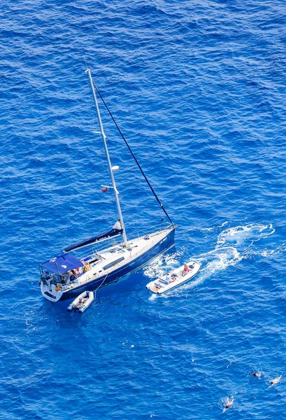 Jacht morze u wybrzeży wyspy Capri. Włochy — Zdjęcie stockowe