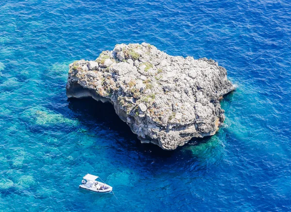 Blauwe zee, rock en recreatie boot gezien vanaf van Augustus tuinen — Stockfoto