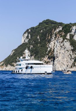 Deniz Yat Marina Grande bağlantı noktasına geliyor. Capri Adası