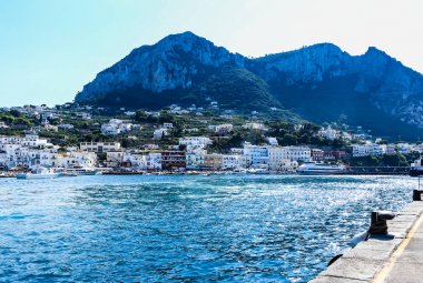 Capri, İtalya - 18 Temmuz 2017: Capri Adası, İtalya. Marina Grande iskele ve gezi tekneleri 