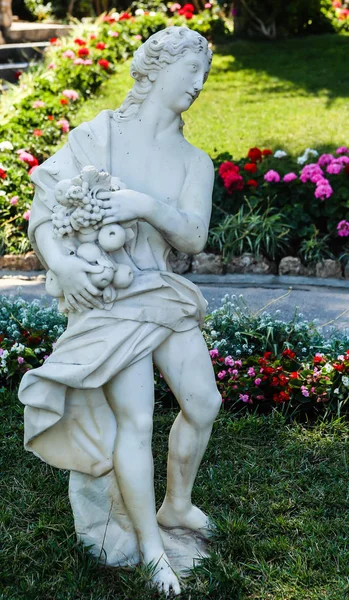 Antike figuren im öffentlichen garten giardino de augustus — Stockfoto