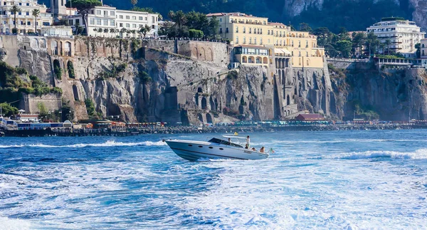 Uitzicht op de kust in Sorrento, Italië. — Stockfoto