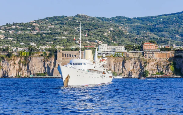 Luxury crewed motor yacht "Christina O"on the Amalfi Coast. — Stock Photo, Image