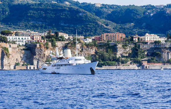 Luxe bemand motorjacht "Christina O" op de kust van Amalfi. — Stockfoto