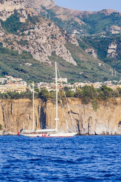 Amalfi Coast motor yat. Sorrento, İtalya — Stok fotoğraf