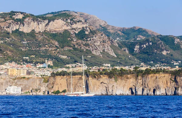 Yate a motor en la costa de Amalfi. Sorrento, Italia — Foto de Stock