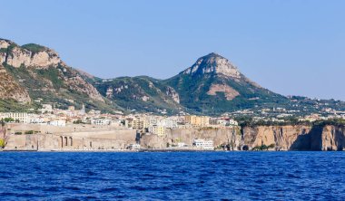 Görünüm Meta di Sorrento, İtalya'nın Napoli, İtalya ili kıyılarının.   