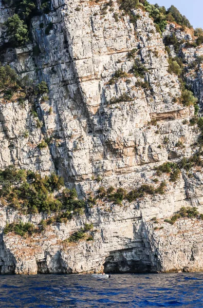 Sorrento Luglio 2017 Imbarcazione Motore Vicino Alla Roccia Della Costiera — Foto Stock