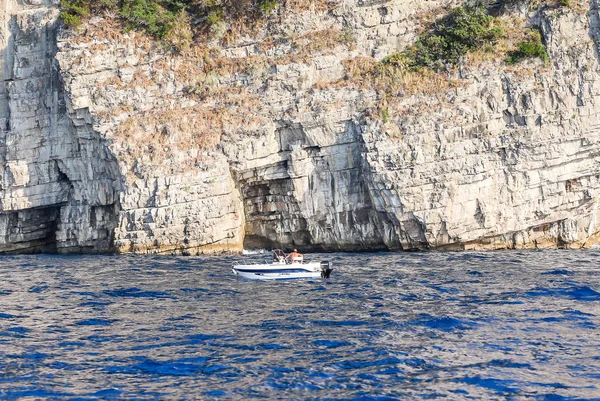 Sorrento Italië Juli 2017 Motor Boot Buurt Van Rots Voor — Stockfoto