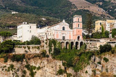 Bir Vico Equense. İtalya Temmuz 18,2017: Vico Equense sahil görünümü. La chiesa di Santissima Annunziata, İtalya