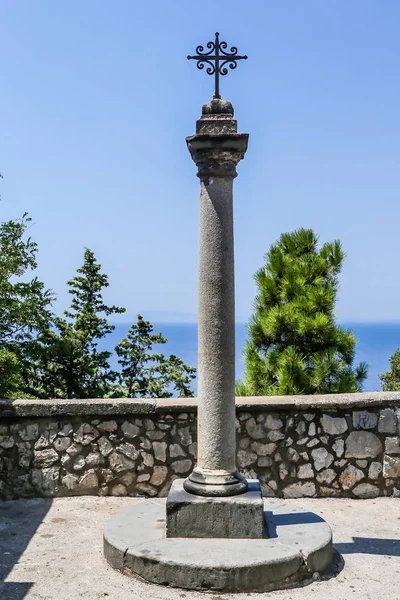 Uma Coluna Com Uma Cruz Atração Vico Equense Itália — Fotografia de Stock