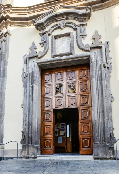 キエーザ サンティ ジョヴァンニへの入り口 ヴィーコ エクエンセ イタリア — ストック写真