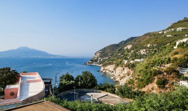 Amalfi Coast Vico Equense, arka planda Vezüv Yanardağı yakınında. . İtalya