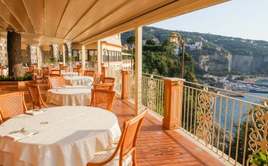 Deniz manzaralı restoran iç. Bir Vico Equense