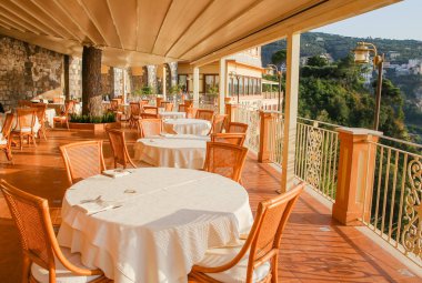 Deniz manzaralı restoran iç. Bir Vico Equense