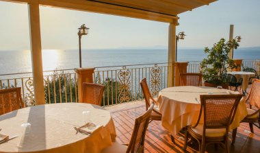 Deniz manzaralı restoran iç. Bir Vico Equense