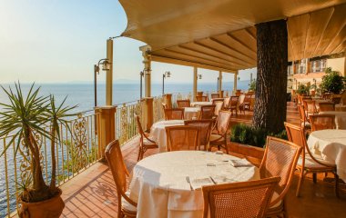 Deniz manzaralı restoran iç. Bir Vico Equense
