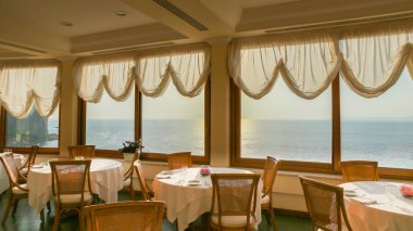 Deniz manzaralı restoran iç. Bir Vico Equense