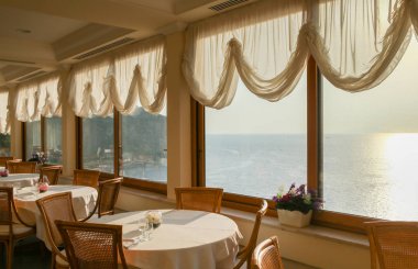 Deniz manzaralı restoran iç. Bir Vico Equense