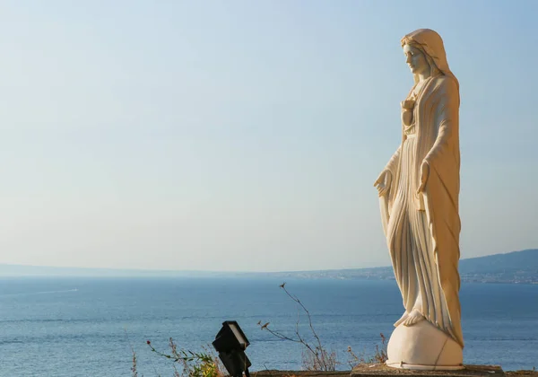 Статуя в церкви Сантиссима Аннунциата, Вико Экуэнсе, полуостров — стоковое фото
