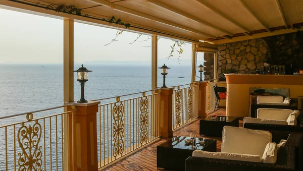 O interior do restaurante com vista para o mar. Vico Equense — Fotografia de Stock