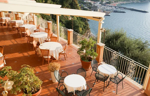 Vista desde el hotel hasta la costa de Amalfi cerca de Vico Equense. Italia — Foto de Stock