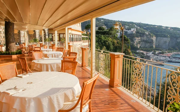 El interior del restaurante con vistas al mar. Vico Equense —  Fotos de Stock