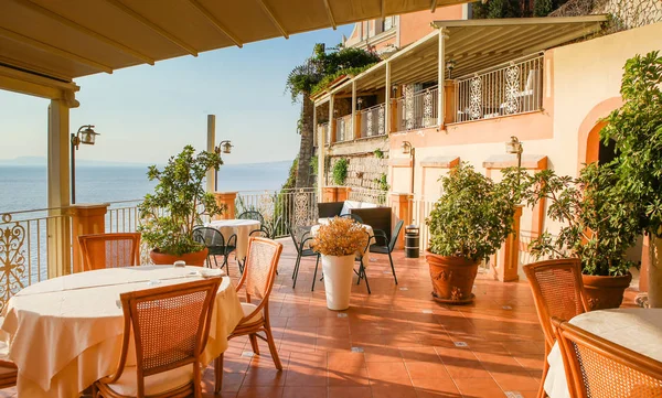 L'interno del ristorante si affaccia sul mare. Vico Equense — Foto Stock