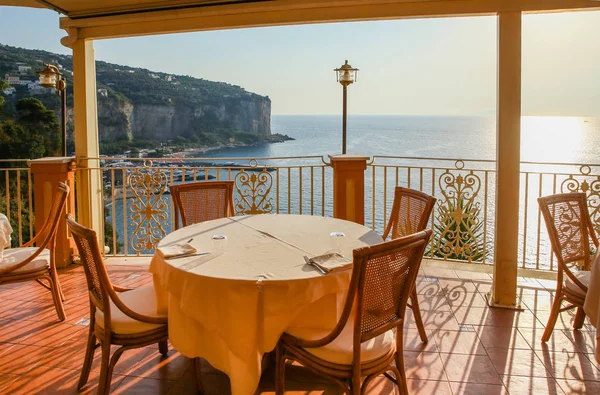 El interior del restaurante con vistas al mar. Vico Equense —  Fotos de Stock