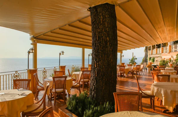海を見渡せるレストランのインテリア。ヴィーコ ・ エクエンセ — ストック写真