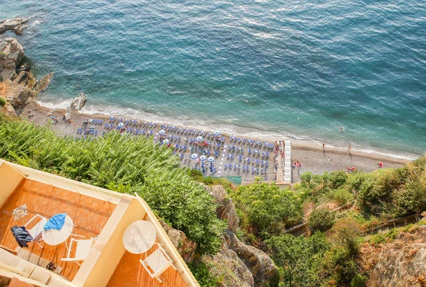 露台的酒店和海滩在 Vico 维克艾库。意大利 — 图库照片