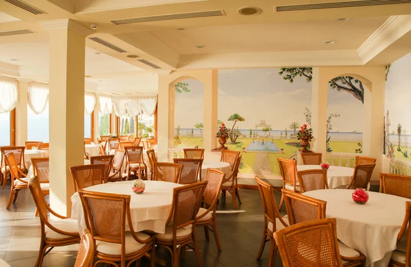 Інтер'єр ресторану з видом на море. Віко-Екуенсе — стокове фото