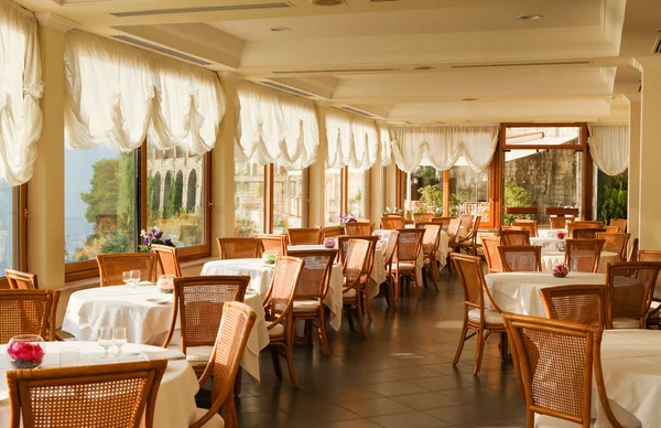 El interior del restaurante con vistas al mar. Vico Equense — Foto de Stock