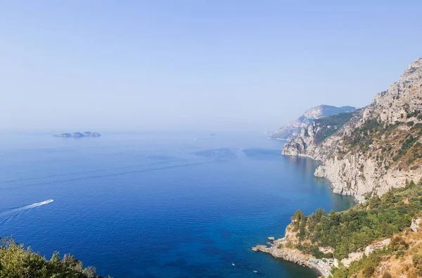 Die Amalfi-Küste. Blick von der Aussichtsplattform in der Nähe von Positano. — Stockfoto