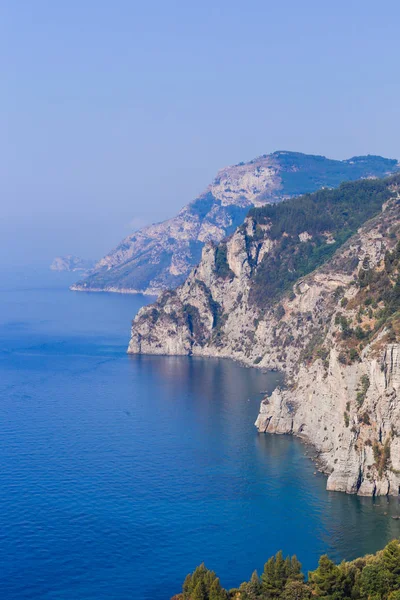 Na wybrzeżu Amalfi. Widok z tarasu widokowego w pobliżu Positano. — Zdjęcie stockowe