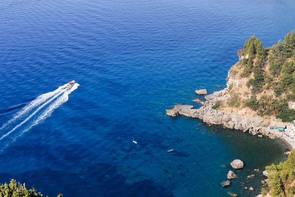 Na wybrzeżu Amalfi. Widok z tarasu widokowego w pobliżu Positano. — Zdjęcie stockowe