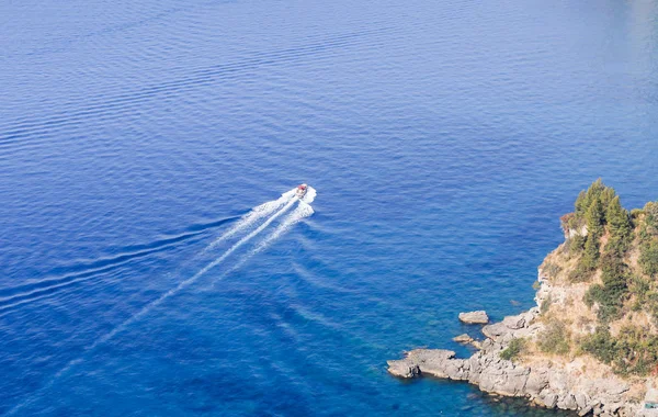 Na wybrzeżu Amalfi. Widok z tarasu widokowego w pobliżu Positano. — Zdjęcie stockowe